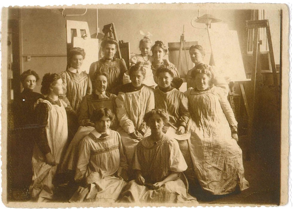 Schwarz-Weiß-Aufnahme. Klassenfoto der ersten Damenklasse. Die Frauen tragen Reformkleidung und weiße Kittel.