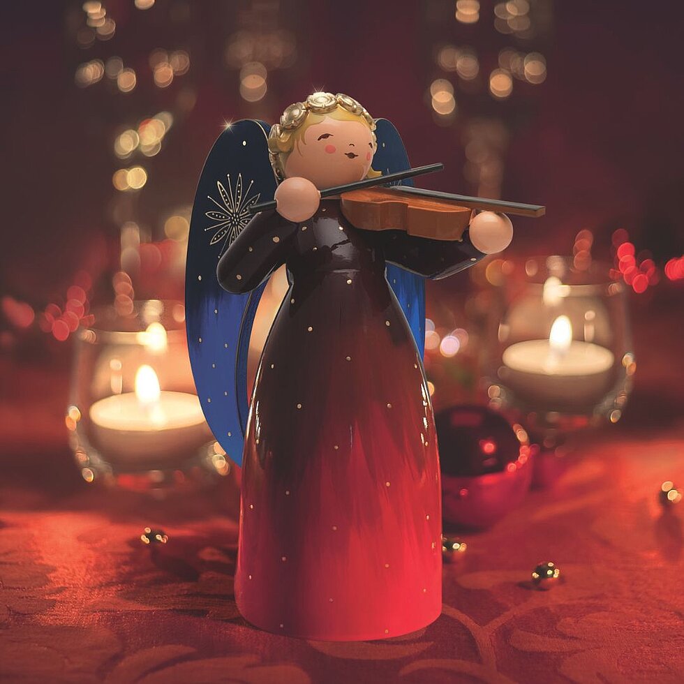 Handgefertigte Großfigur „Engel mit Violine“ von Wendt & Kühn mit dunkelblauem Gewand und goldenen Akzenten als festliche Weihnachtsdekoration.