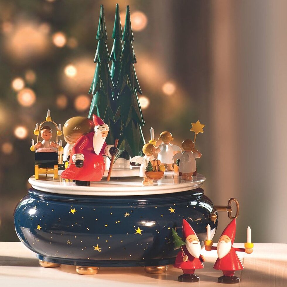 Handgefertigte Spieldose von Wendt & Kühn mit Weihnachtsmann, Engeln und Tannen als festliche Weihnachtsdekoration.