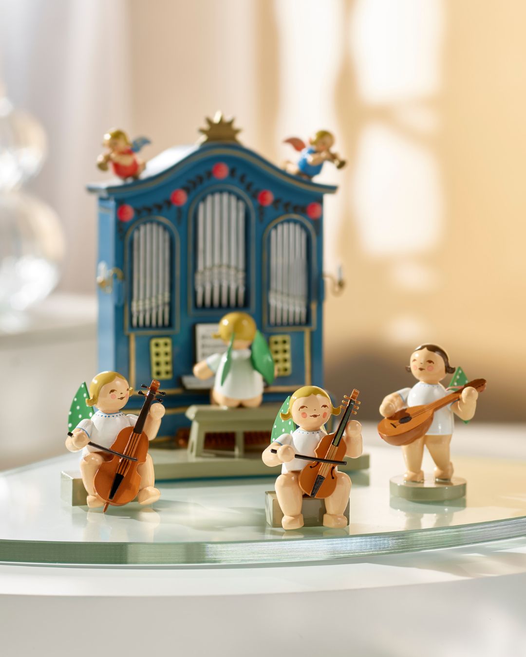 Handgefertigte Engelmusikanten von Wendt & Kühn mit Streichinstrumenten vor einer kunstvoll gestalteten Orgel