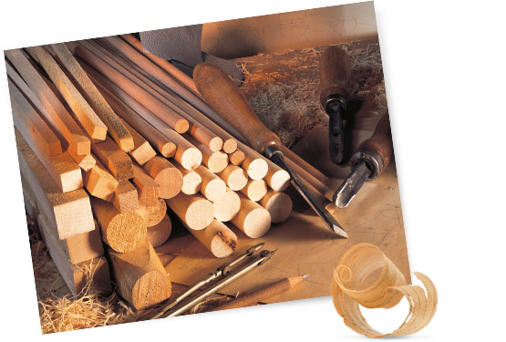Profilstäbe aus Holz in unterschiedlichen Ausführungen und Stärken: rund, eckig, Halbkreise.