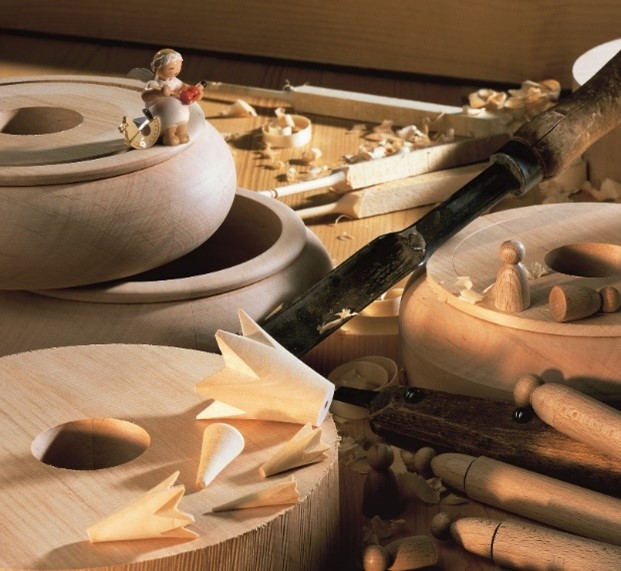 Spieldosenkörper, unbemalte Figurenelemente aus Holz, Dreheisen und fertiger Margeritenengel