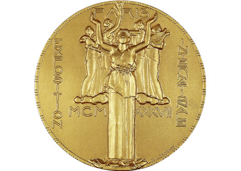 Goldene Medaille mit Relief-Abbildung und Gravur.