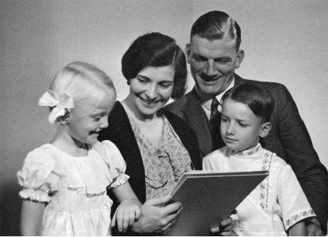 Schwarz-Weiß-Aufnahme von Olly und Johannes Wendt mit den Kindern Hans und Sigrid.