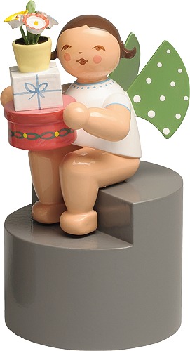 Engel mit Geschenken, auf Podest, letztmalig 2024