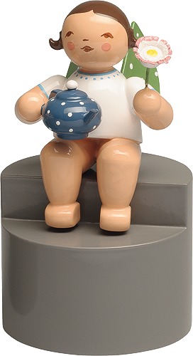 Engel mit Kanne und Blume, auf Podest, letztmalig 2024