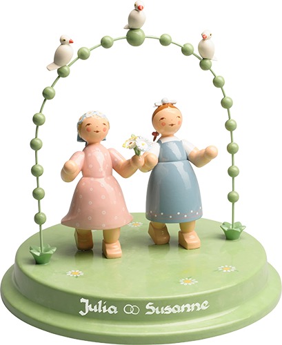 Liebespaar im Bogen mit drei Täubchen, zwei Damen