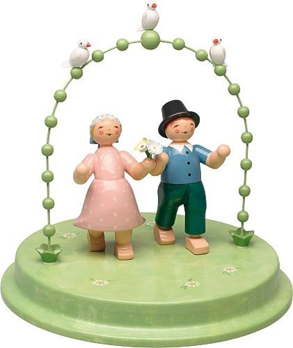 Liebespaar im Bogen mit drei Täubchen