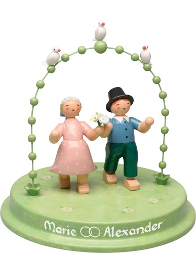 Liebespaar im Bogen mit drei Täubchen