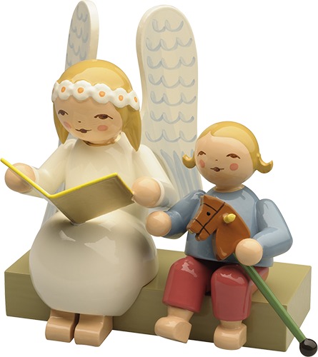 Margeritenengel auf Bank, mit Junge