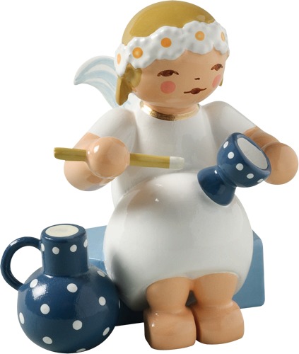 Margeritenengel, sitzend, mit Becher und Krug