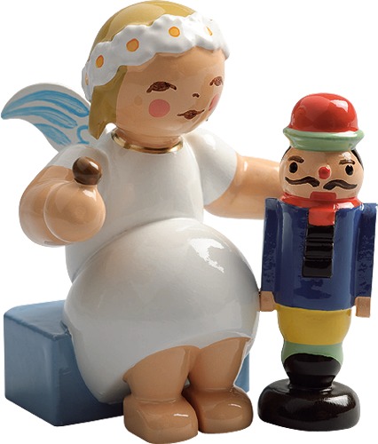 Margeritenengel, sitzend, mit Nussknacker u. Nuss