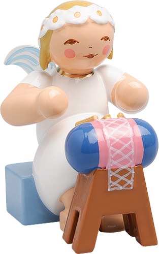 Margeritenengel, sitzend, mit Klöppelsack