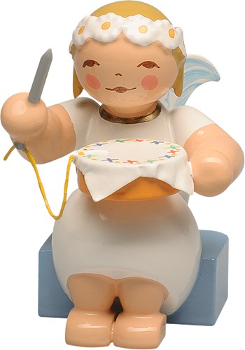 Margeritenengel, sitzend, mit Stickrahmen