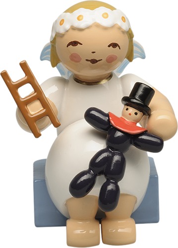 Margeritenengel, sitzend, mit Pflaumentoffel