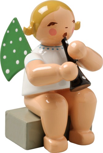Engel mit Klarinette, sitzend